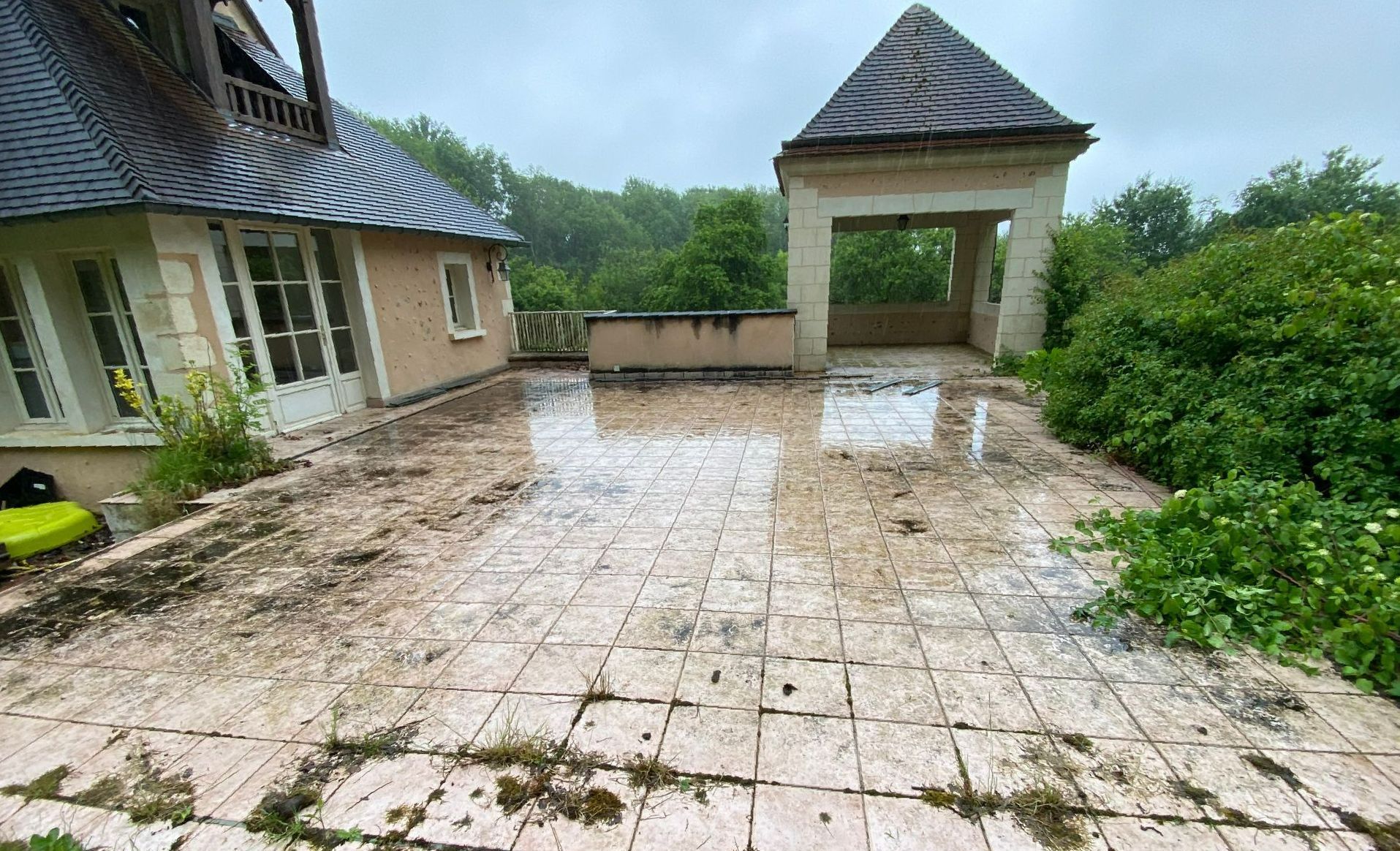 Nettoyage d'une terrasse : avant l’intervention