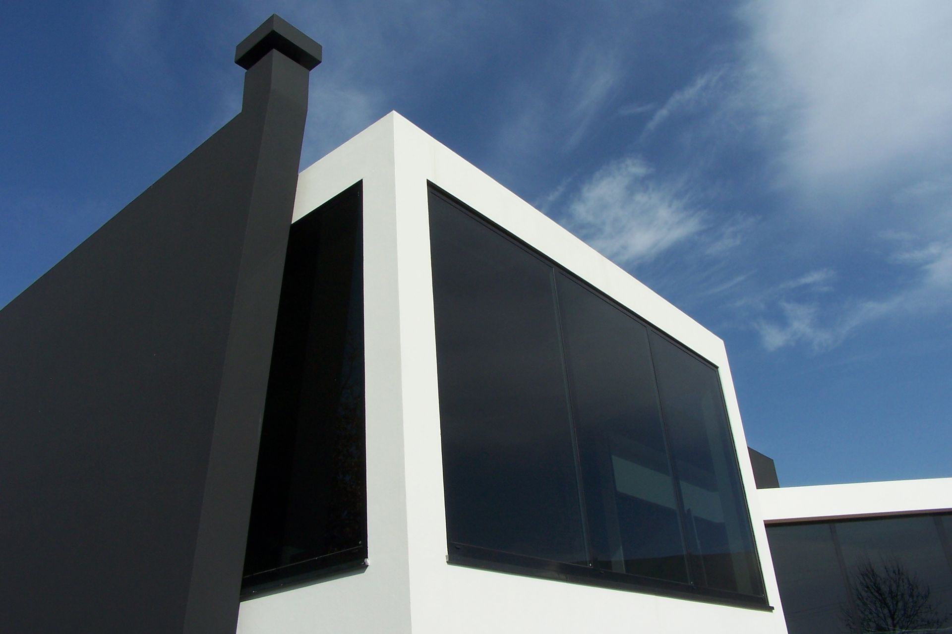 Caixilharia em alumínio e pvc, estores exteriores e interiores.