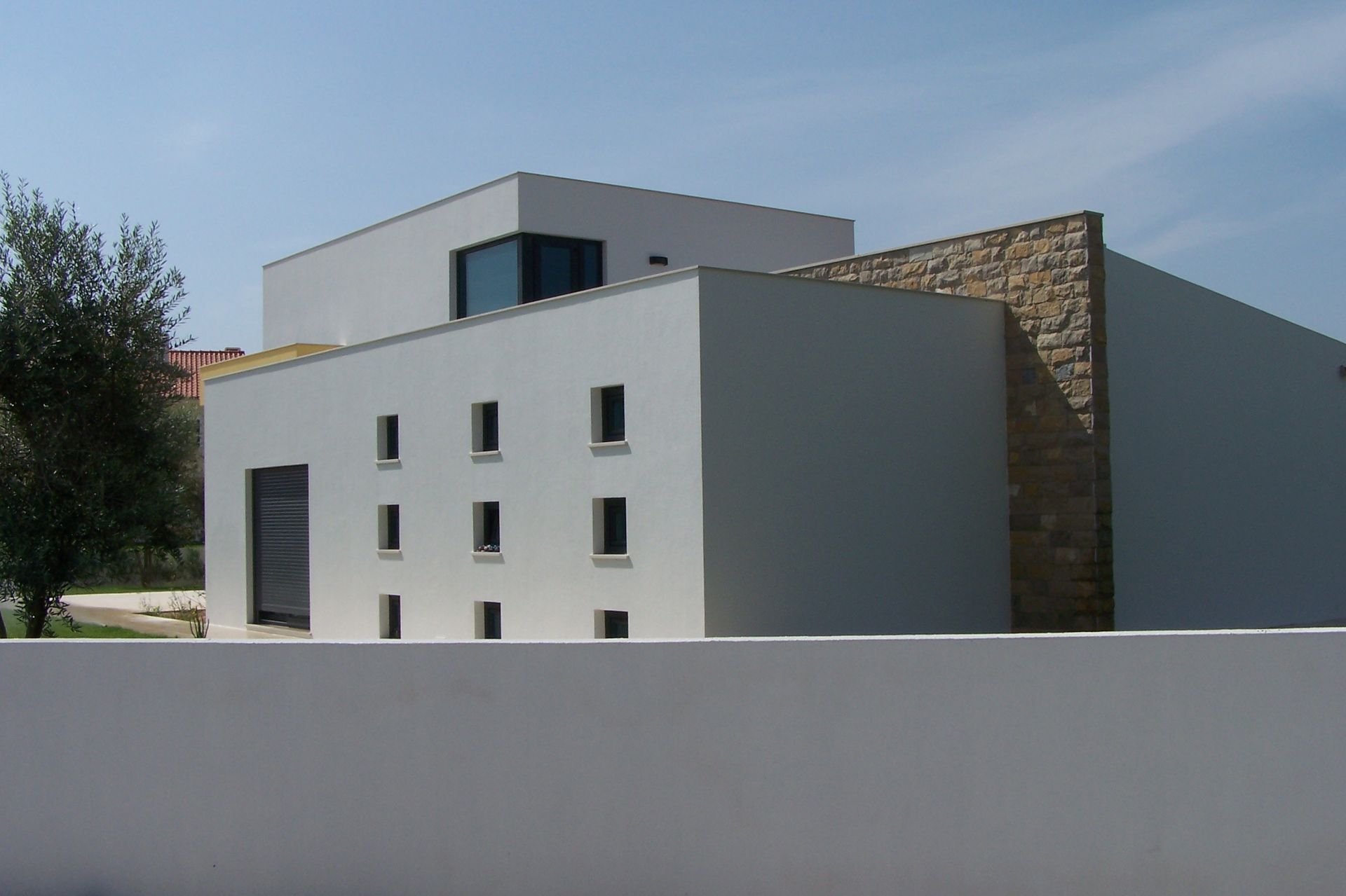 Caixilharia em alumínio e pvc, estores exteriores e interiores.