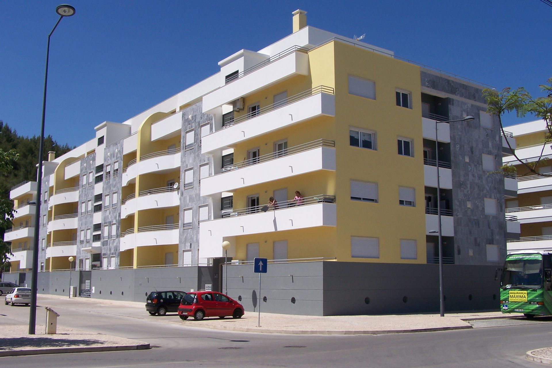 Caixilharia em alumínio e pvc, estores exteriores e interiores.