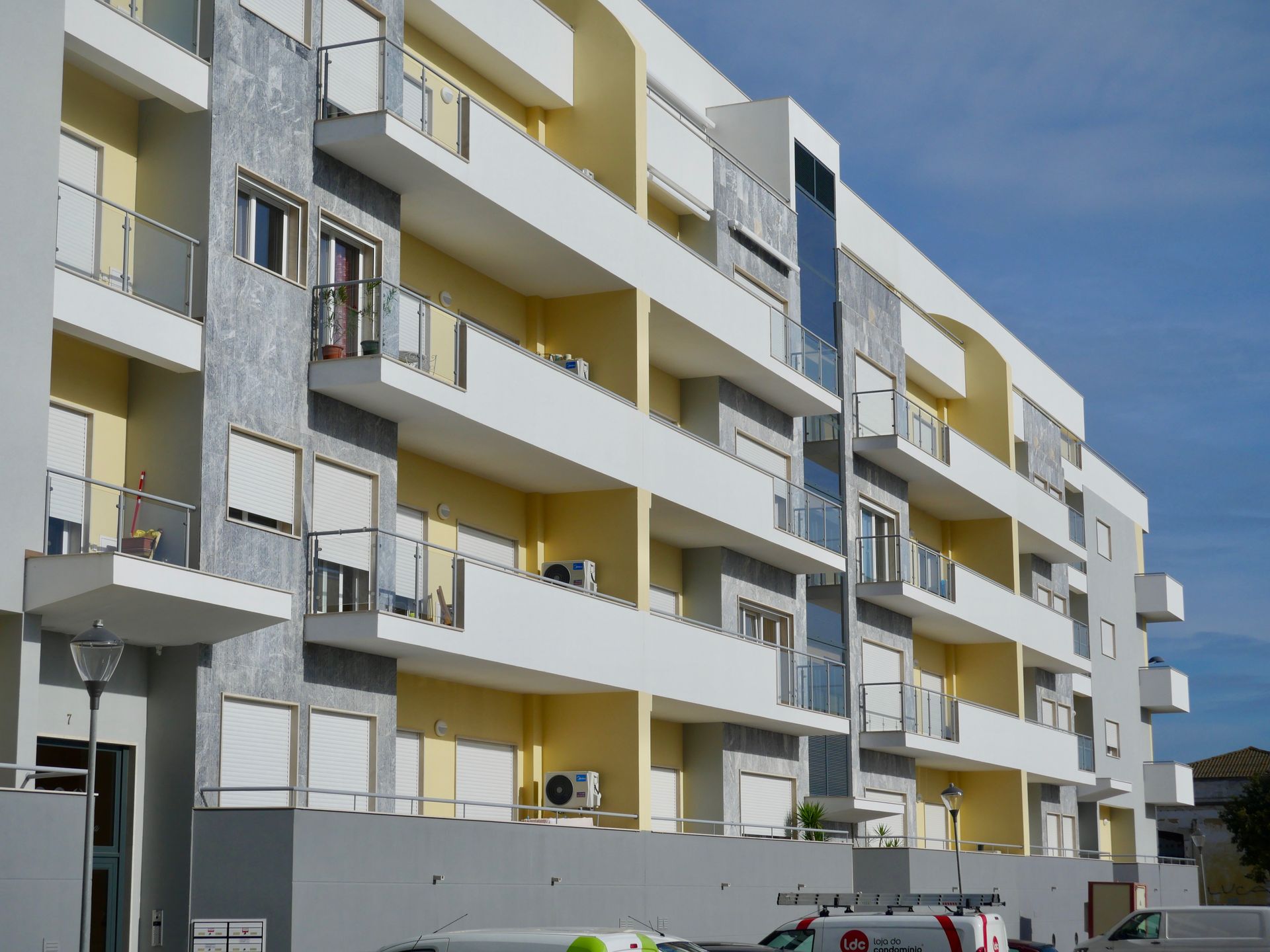 Caixilharia em alumínio e pvc, estores exteriores e interiores.