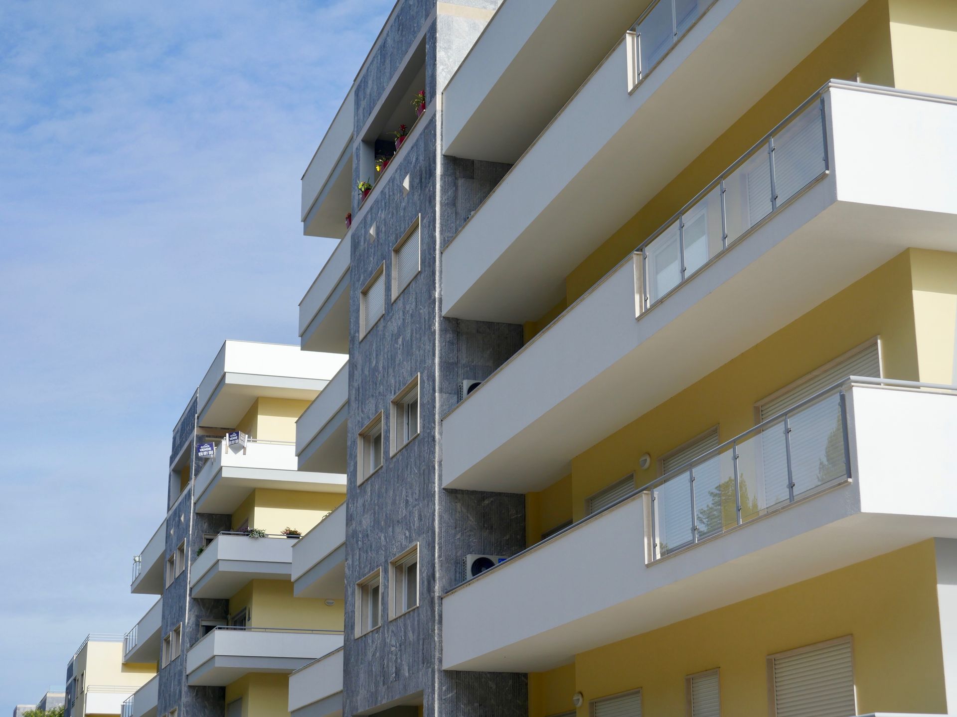 Caixilharia em alumínio e pvc, estores exteriores e interiores.