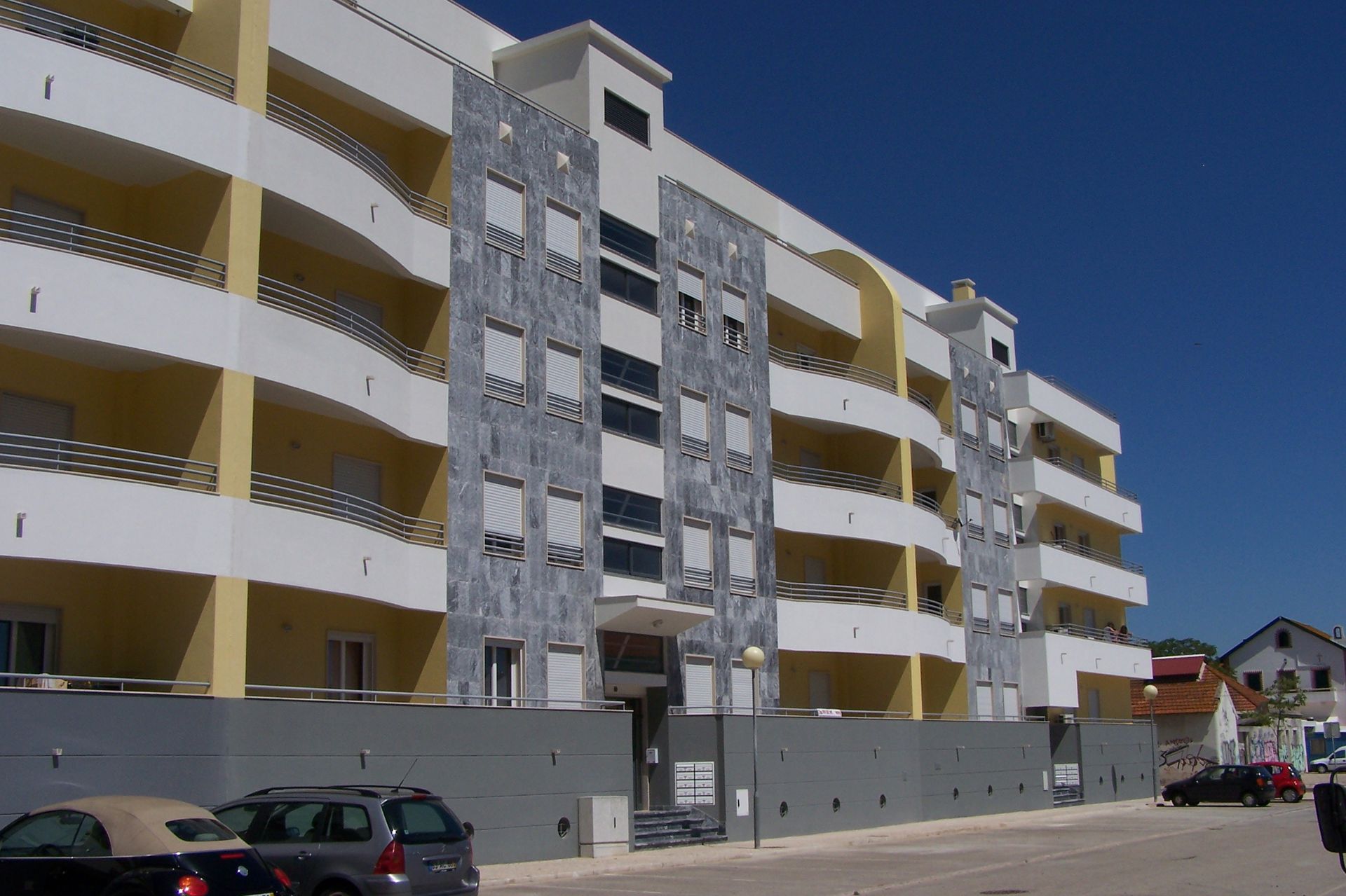 Caixilharia em alumínio e pvc, estores exteriores e interiores.