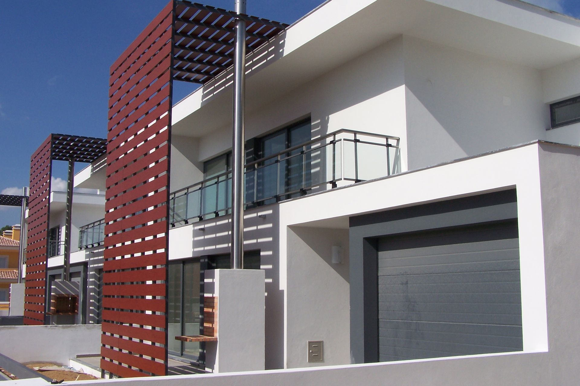 Caixilharia em alumínio e pvc, estores exteriores e interiores.