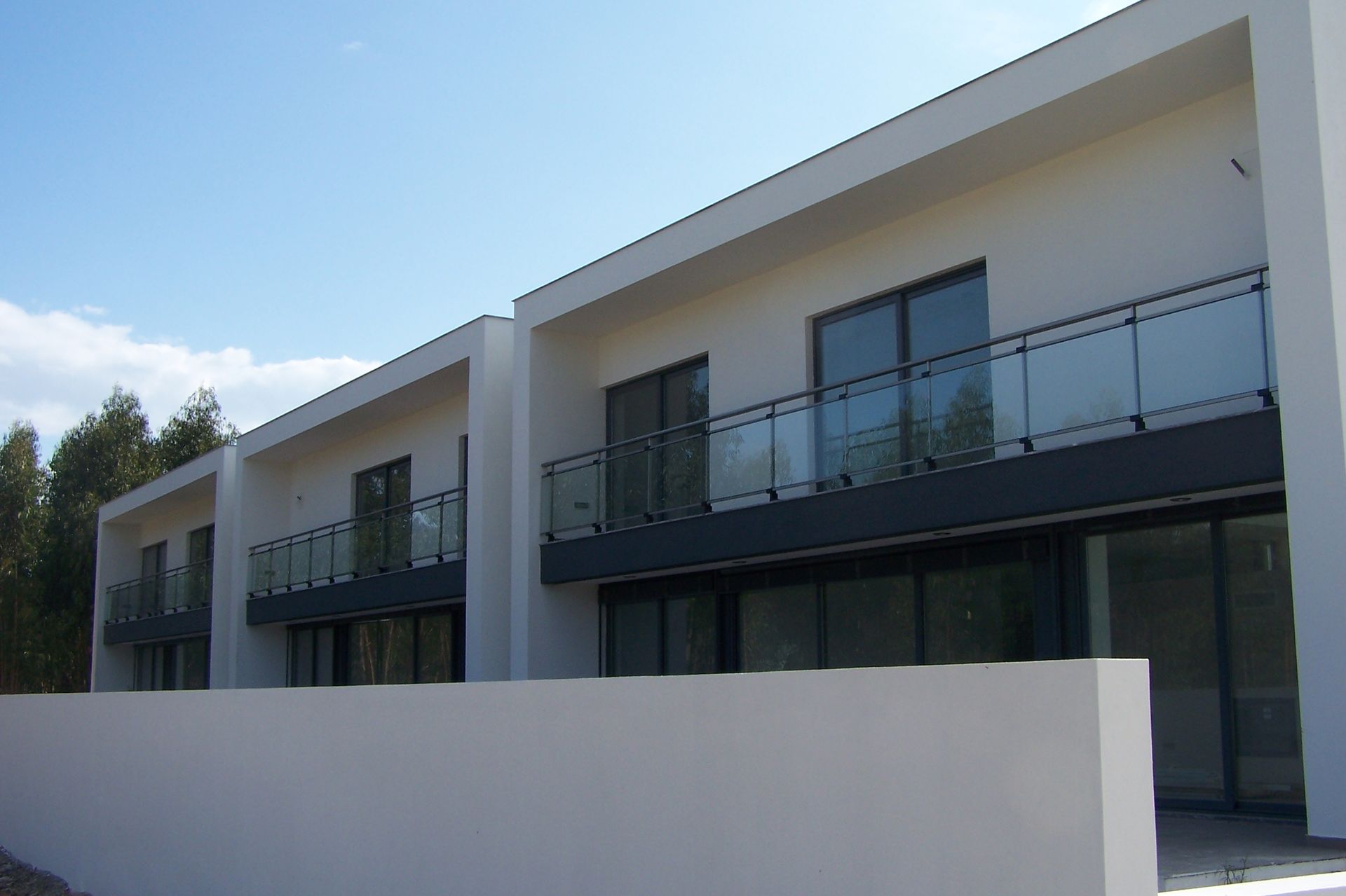 Caixilharia em alumínio e pvc, estores exteriores e interiores.