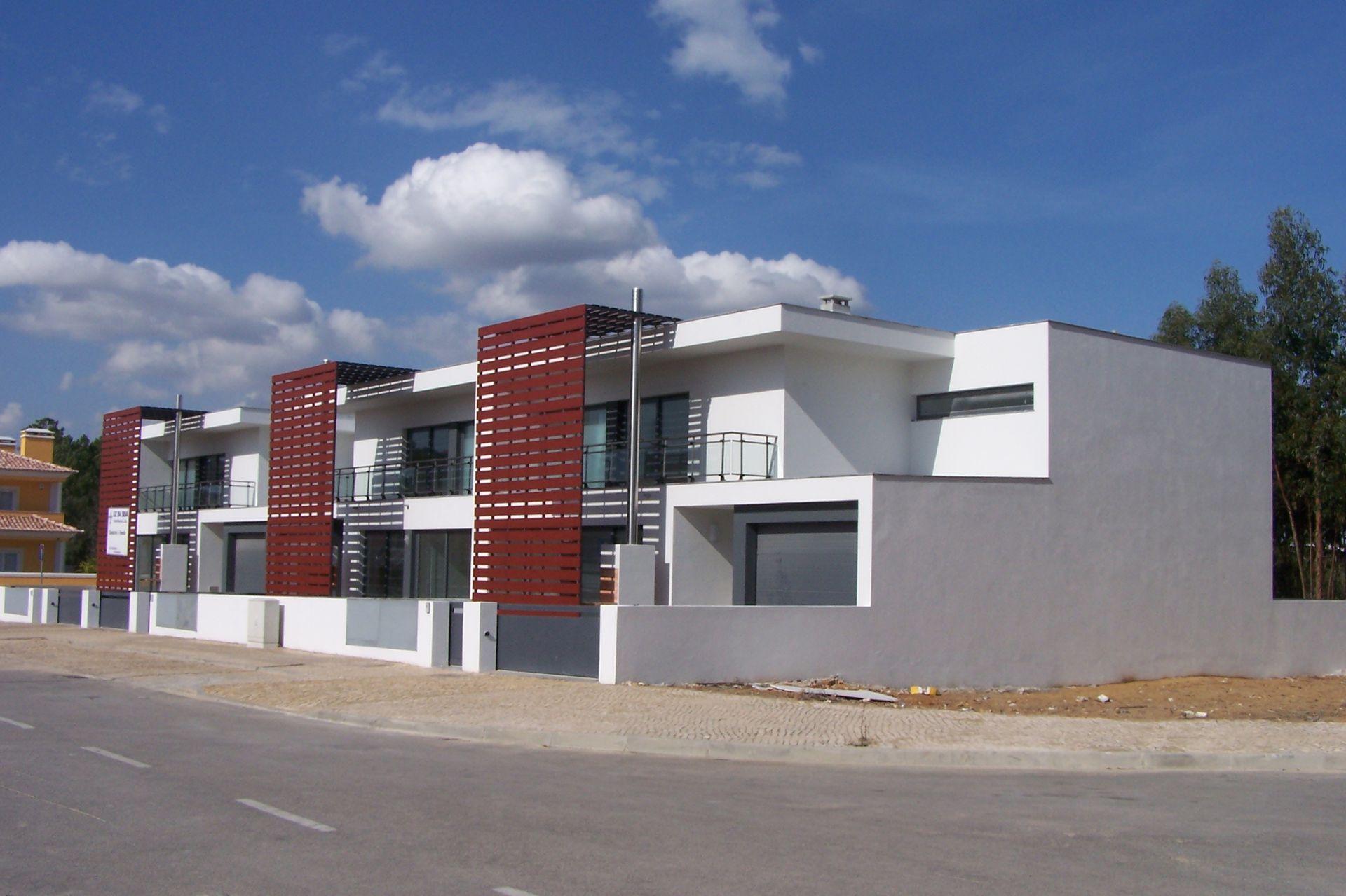 Caixilharia em alumínio e pvc, estores exteriores e interiores.