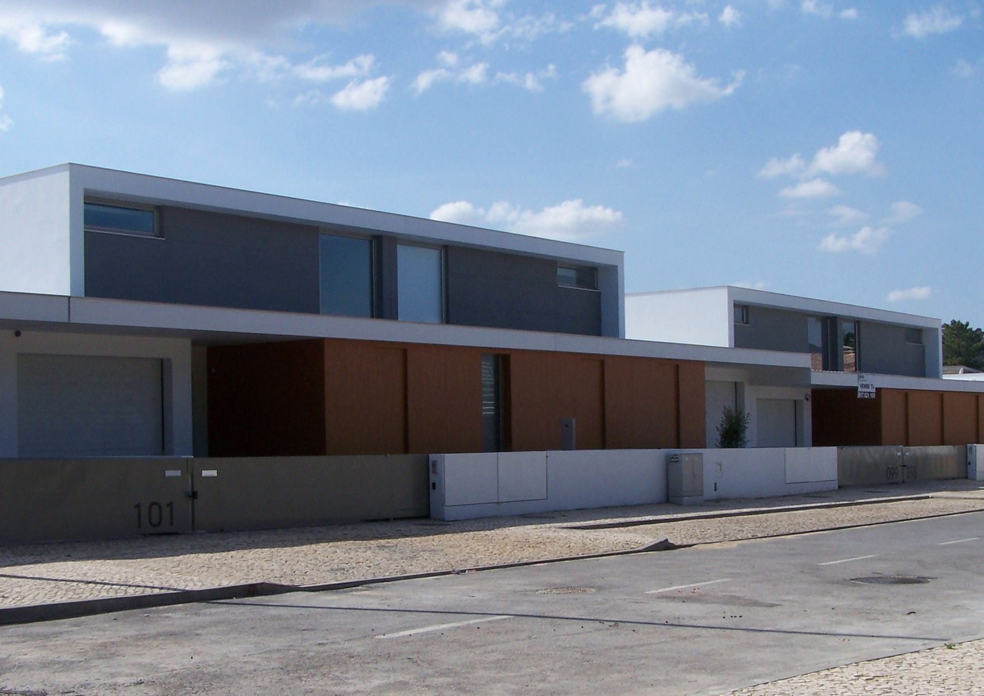 Caixilharia em alumínio e pvc, estores exteriores e interiores.