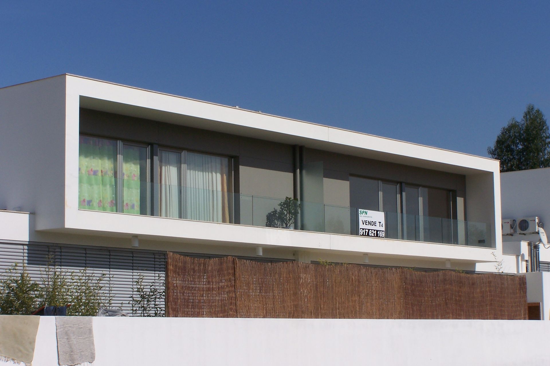 Caixilharia em alumínio e pvc, estores exteriores e interiores.