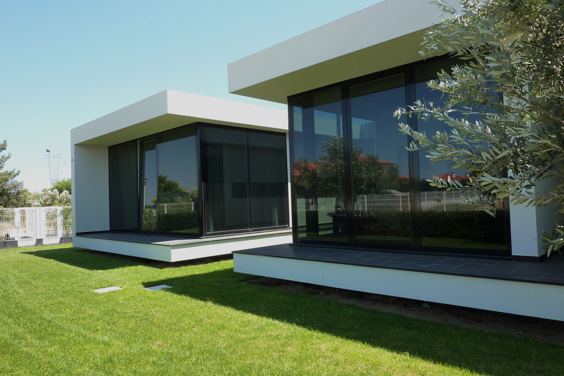 Caixilharia em alumínio e pvc, estores exteriores e interiores.