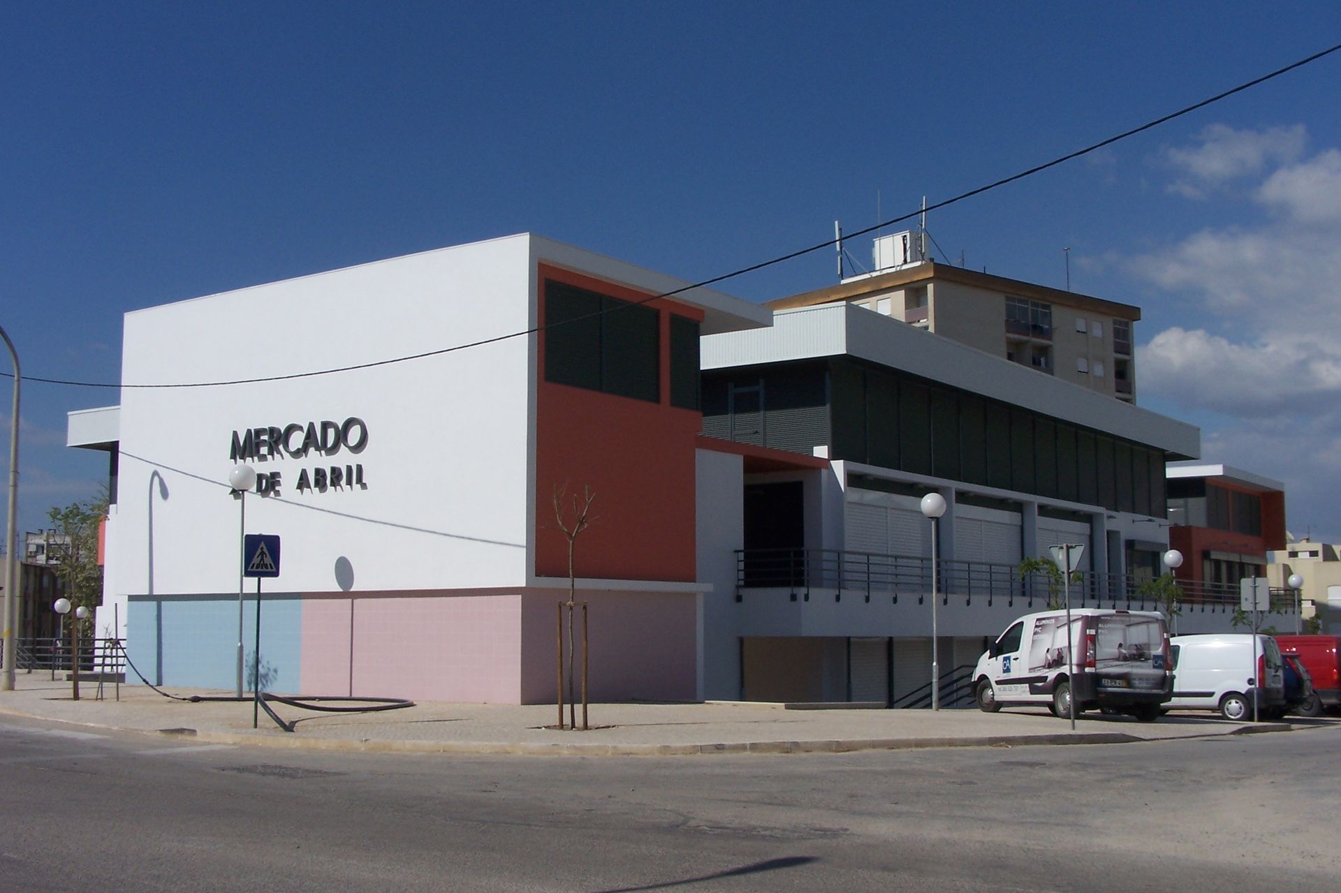 Caixilharia em alumínio e pvc, estores exteriores e interiores.