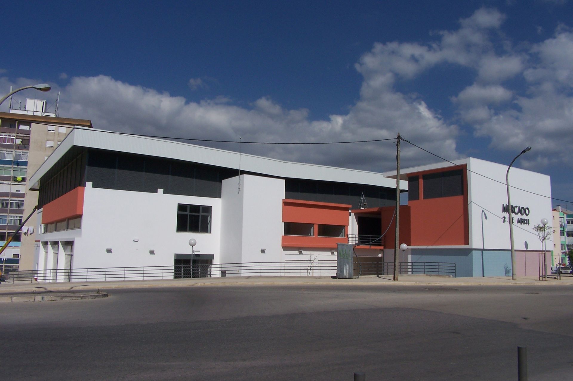 Caixilharia em alumínio e pvc, estores exteriores e interiores.