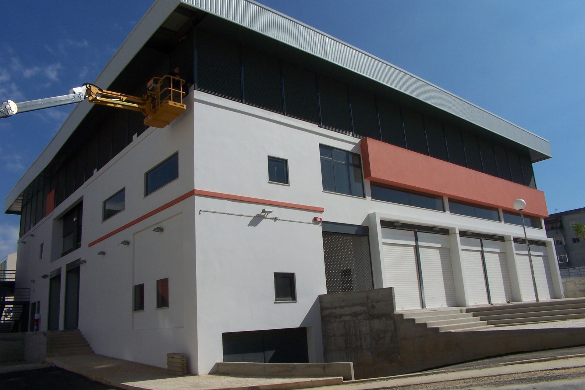 Caixilharia em alumínio e pvc, estores exteriores e interiores.