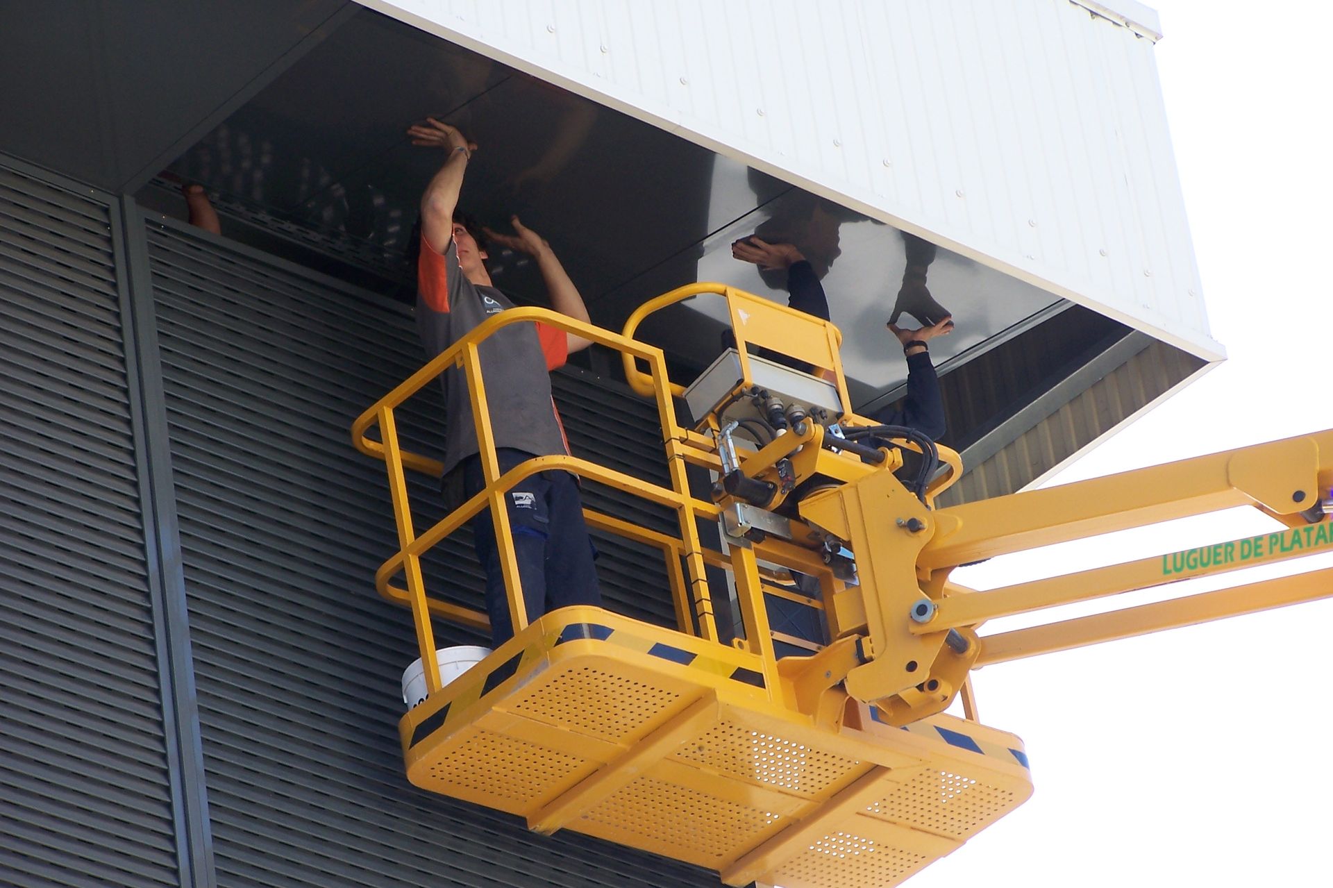 Caixilharia em alumínio e pvc, estores exteriores e interiores.