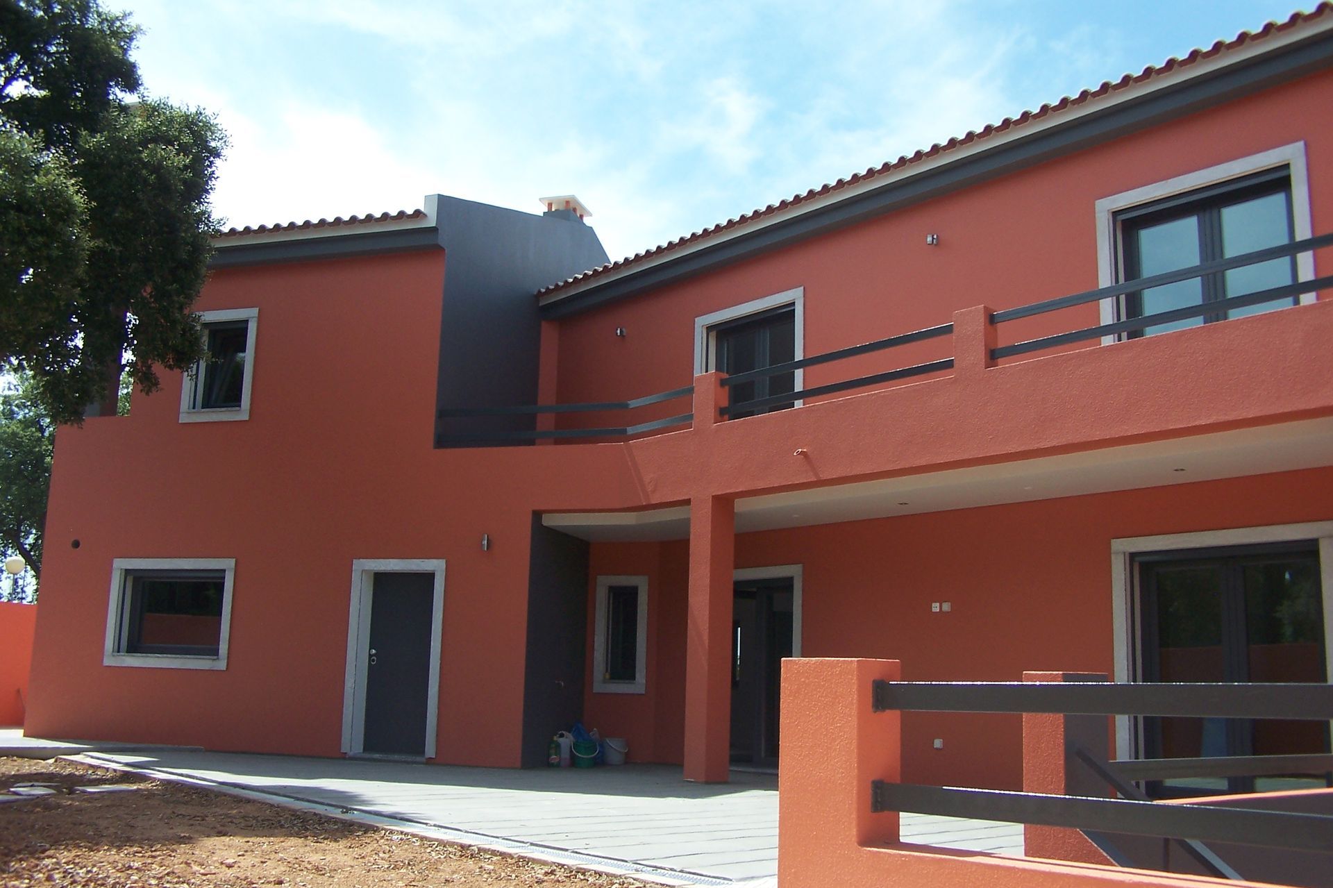 Caixilharia em alumínio e pvc, estores exteriores e interiores.