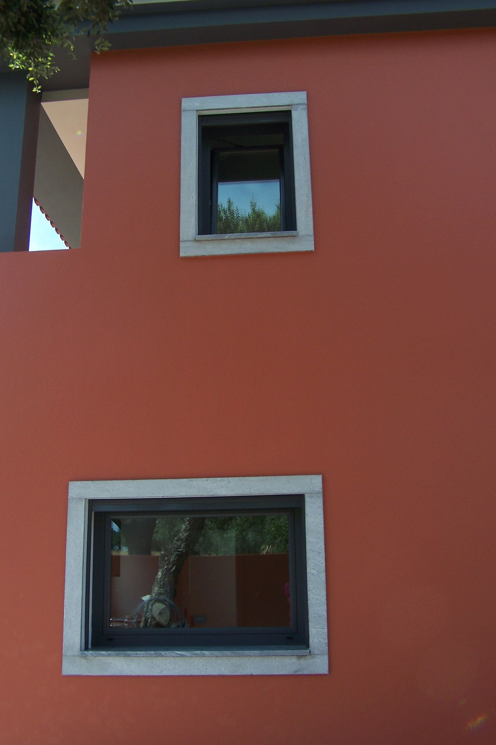 Caixilharia em alumínio e pvc, estores exteriores e interiores.