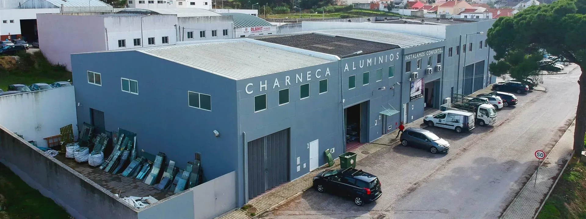 Caixilharia em alumínio e pvc, estores exteriores e interiores.
