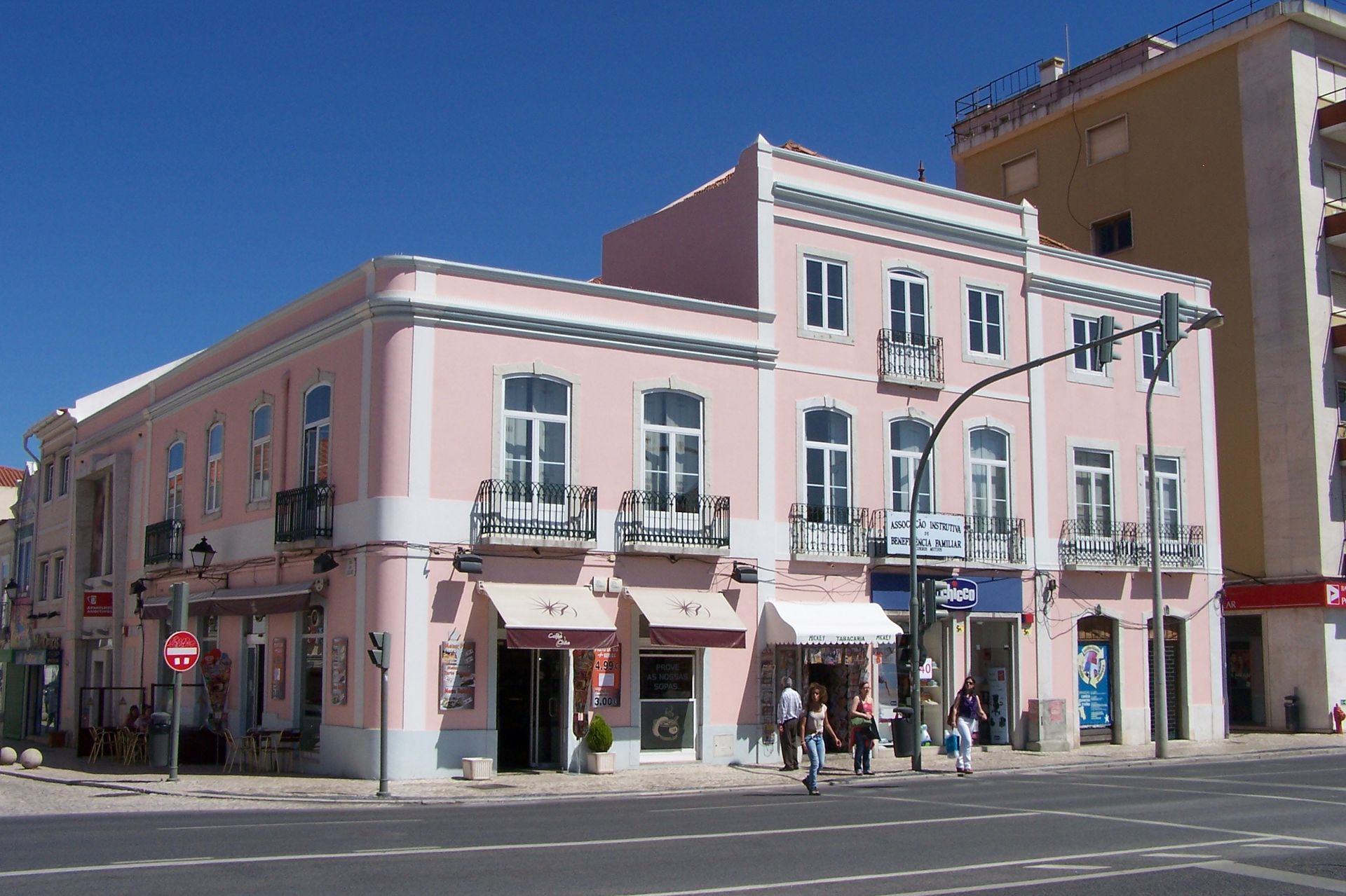 Caixilharia em alumínio e pvc, estores exteriores e interiores.