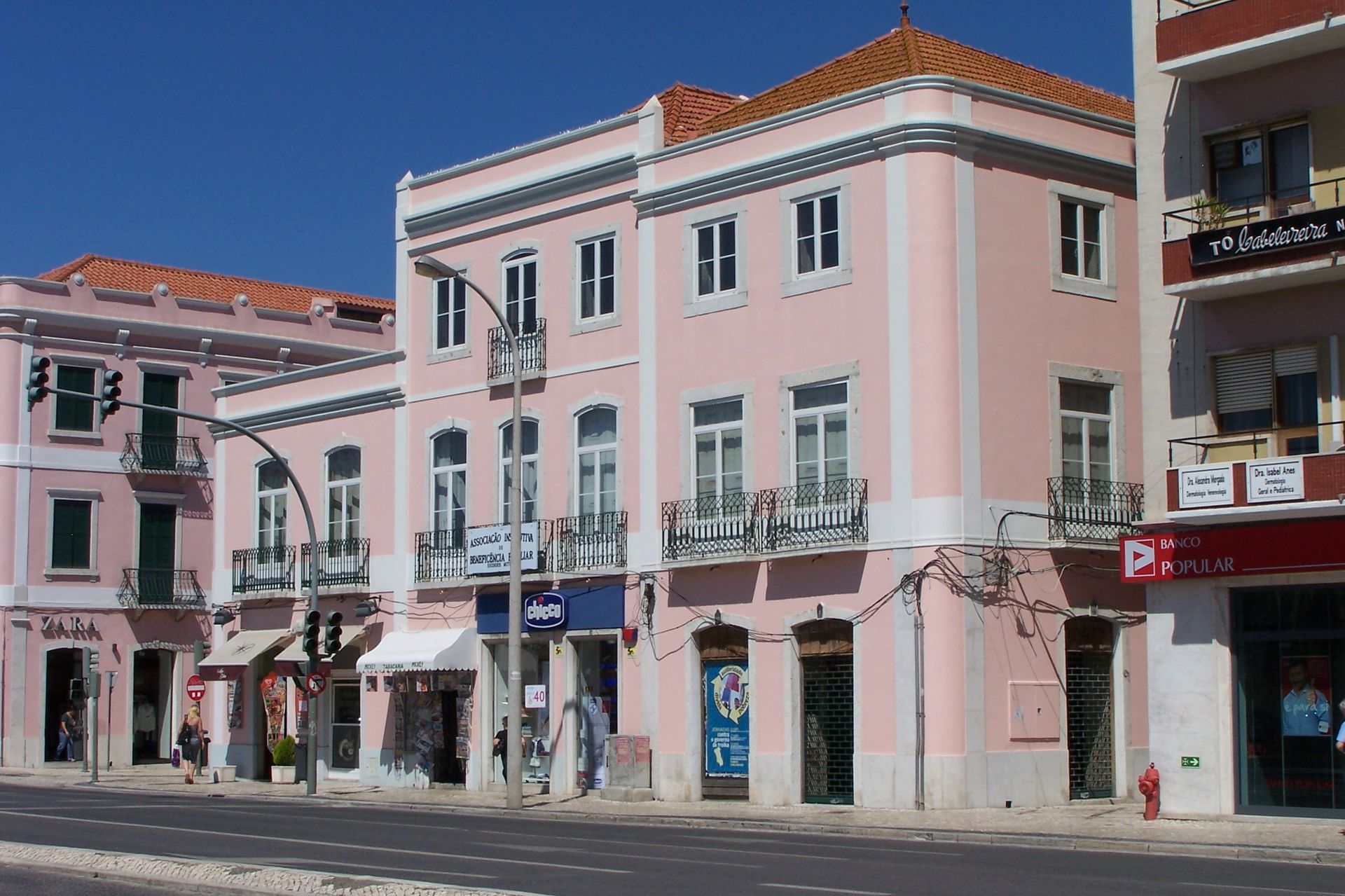 Caixilharia em alumínio e pvc, estores exteriores e interiores.