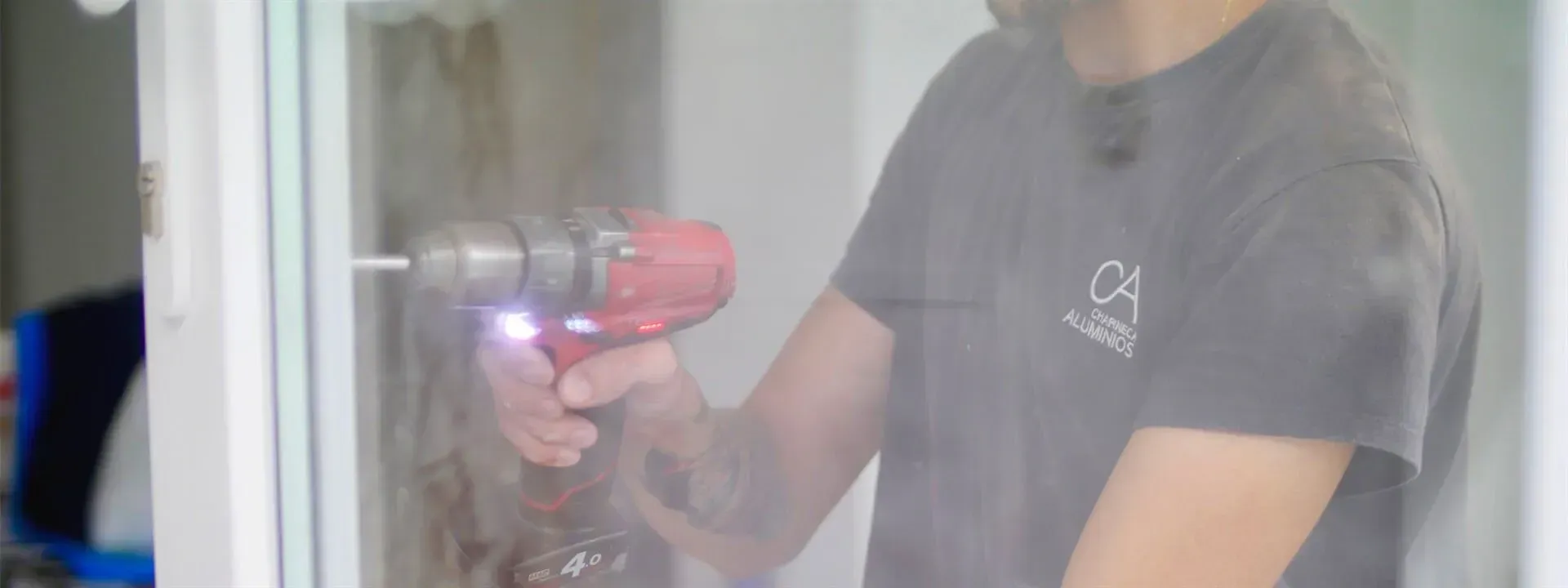 Caixilharia em alumínio e pvc, estores exteriores e interiores.