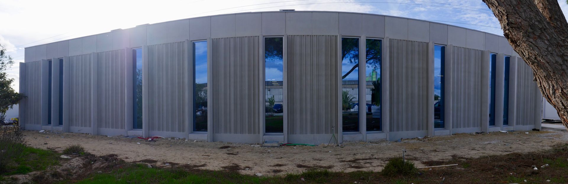 Caixilharia em alumínio e pvc, estores exteriores e interiores.