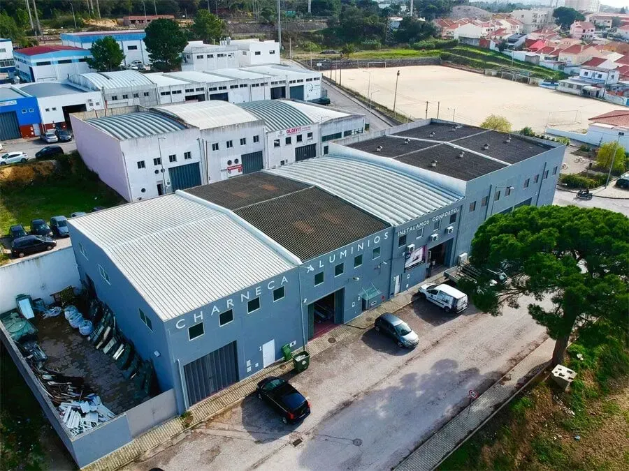 Caixilharia em alumínio e pvc, estores exteriores e interiores.