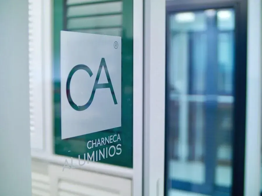 Caixilharia em alumínio e pvc, estores exteriores e interiores.