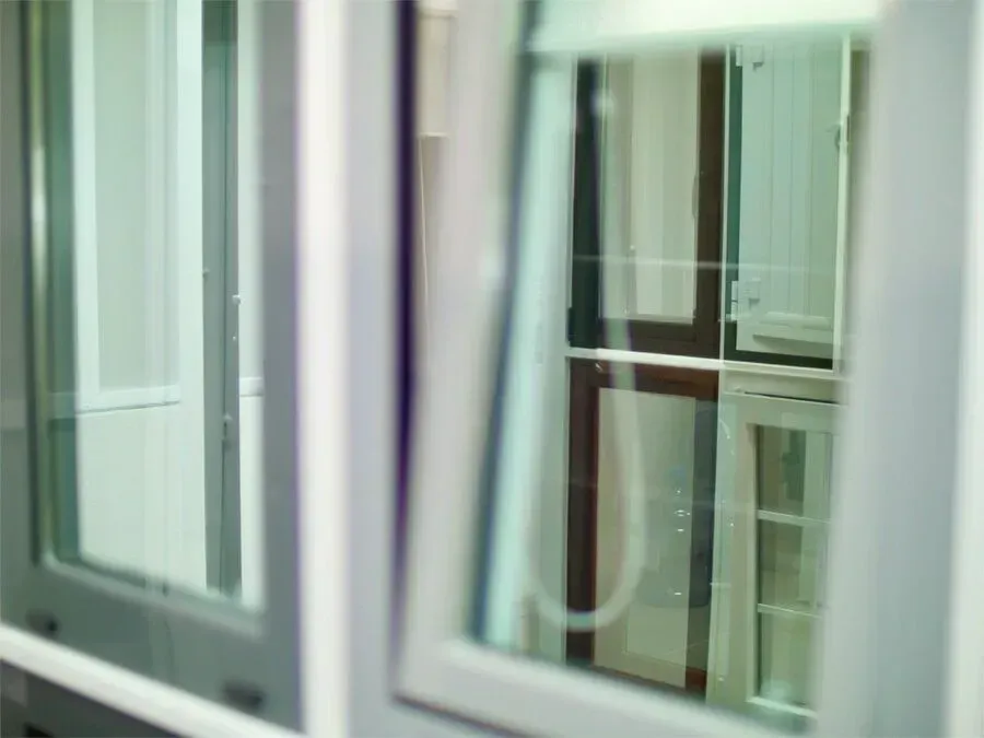 Caixilharia em alumínio e pvc, estores exteriores e interiores.