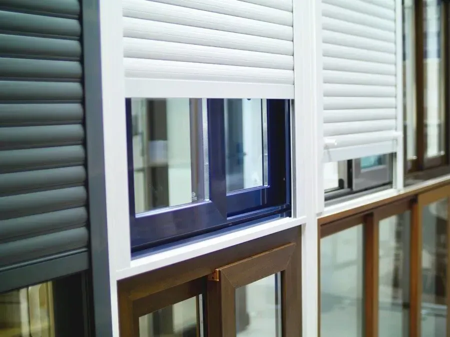 Caixilharia em alumínio e pvc, estores exteriores e interiores.