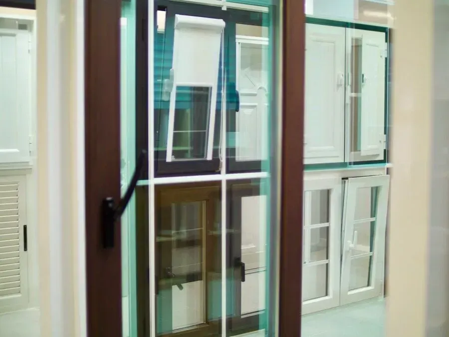 Caixilharia em alumínio e pvc, estores exteriores e interiores.