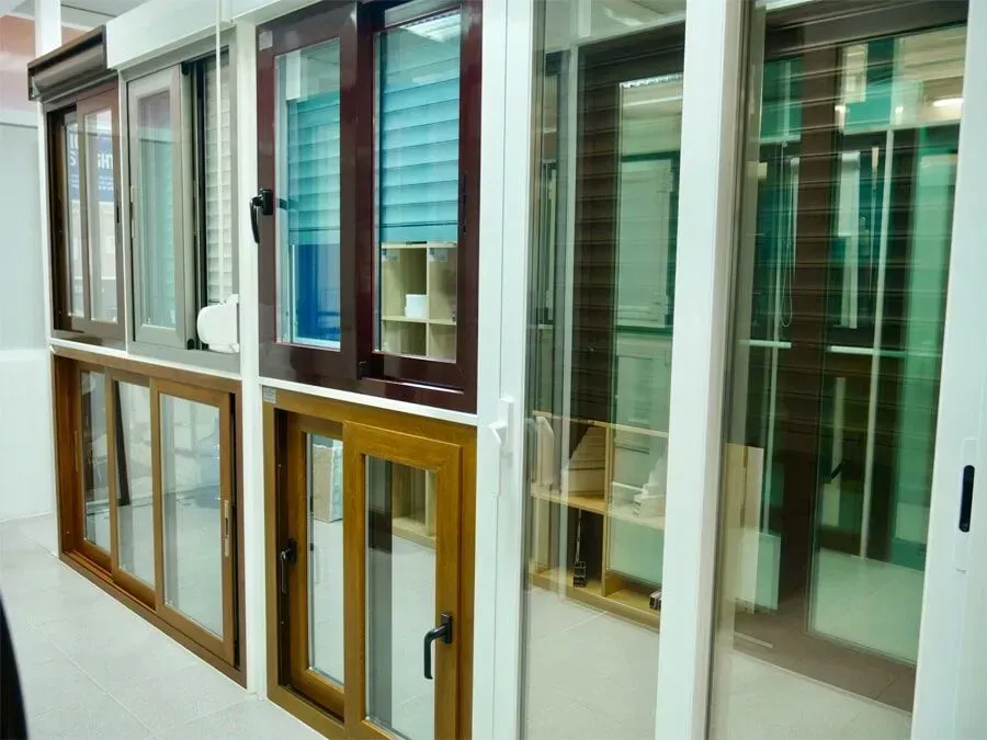 Caixilharia em alumínio e pvc, estores exteriores e interiores.