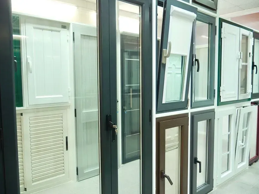 Caixilharia em alumínio e pvc, estores exteriores e interiores.