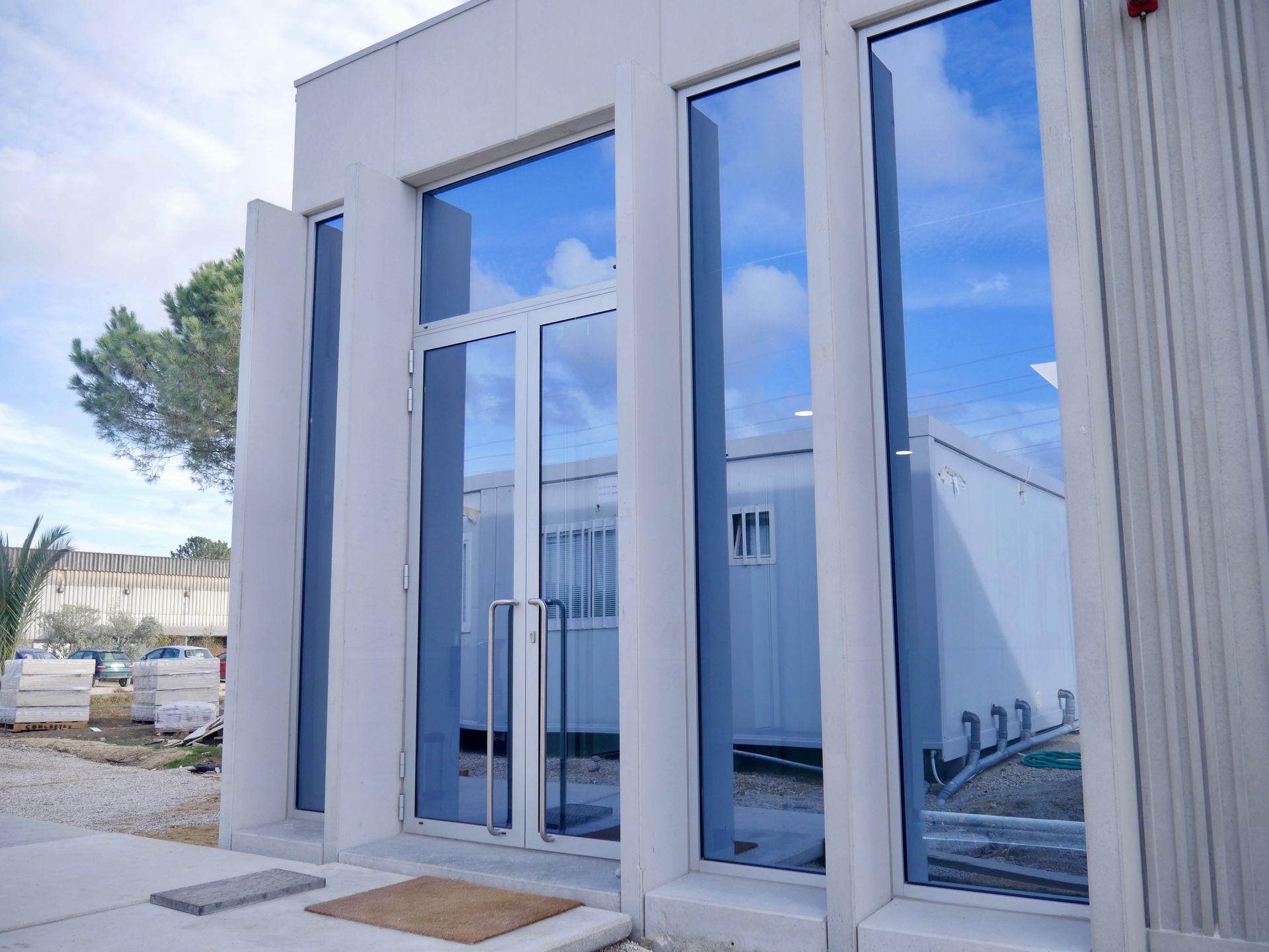 Caixilharia em alumínio e pvc, estores exteriores e interiores.