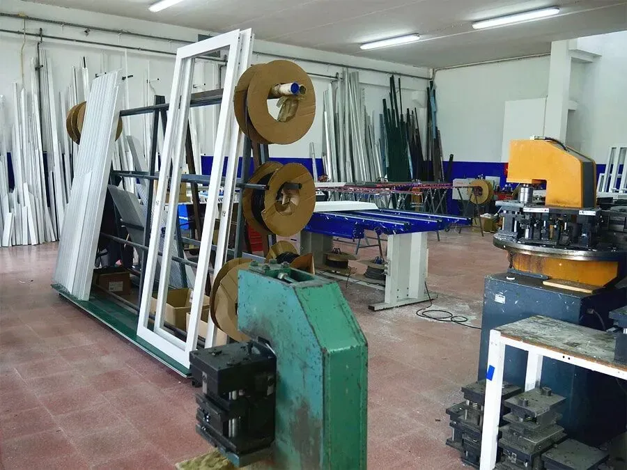 Caixilharia em alumínio e pvc, estores exteriores e interiCaixilharia em alumínio e pvc, estores exteriores e interiores.ores.