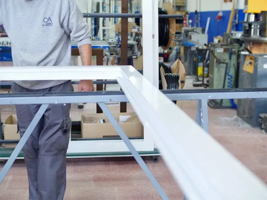 Caixilharia em alumínio e pvc, estores exteriores e interiores.