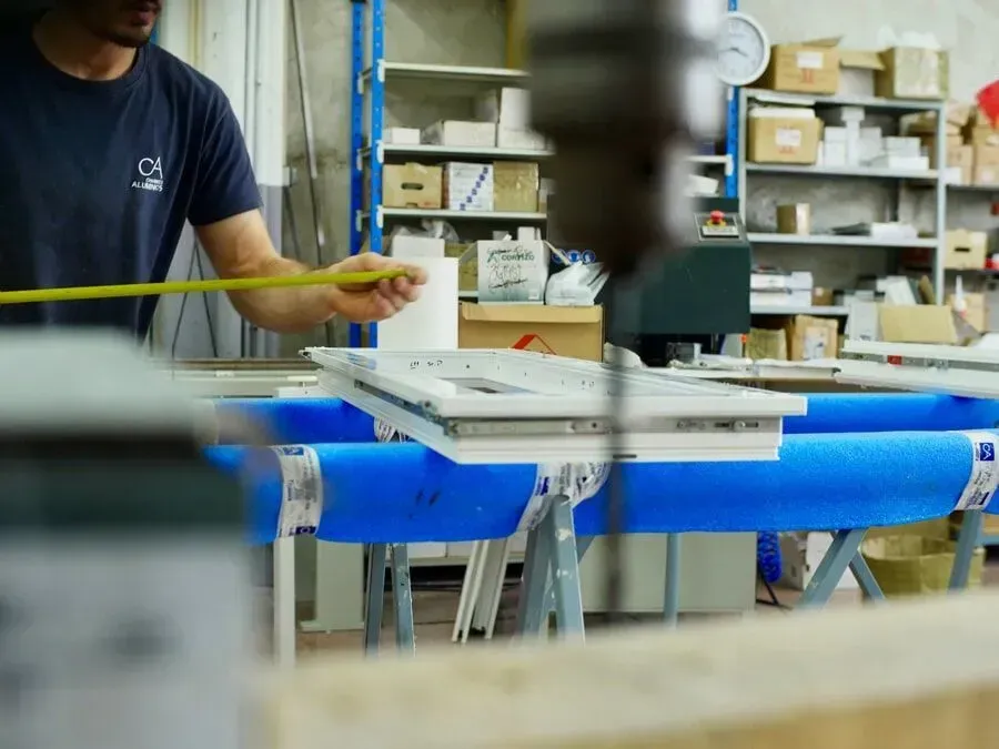 Caixilharia em alumínio e pvc, estores exteriores e interiores.