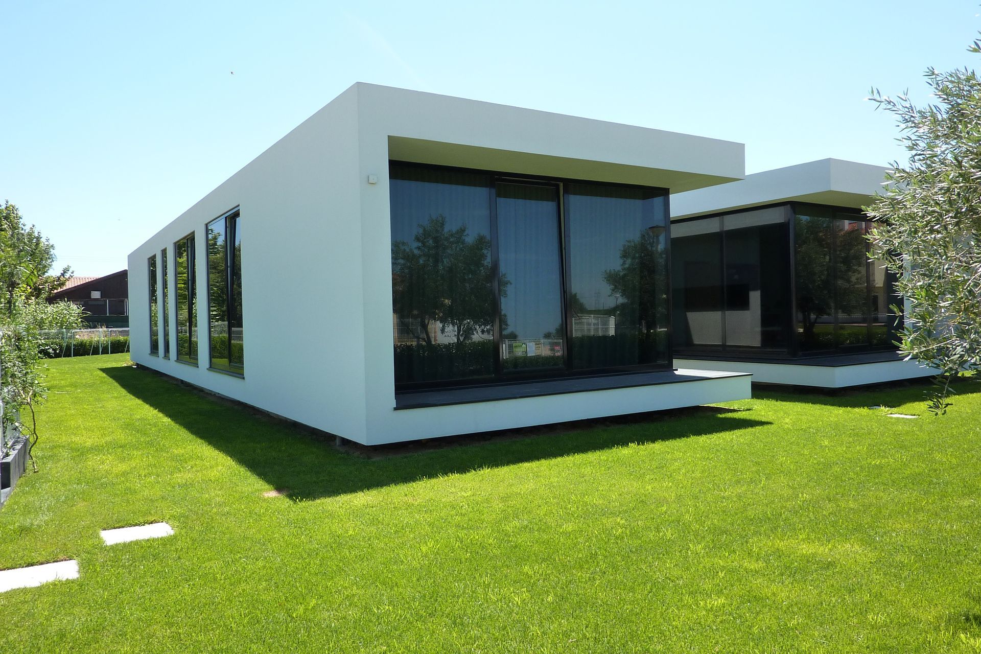 Caixilharia em alumínio e pvc, estores exteriores e interiores.