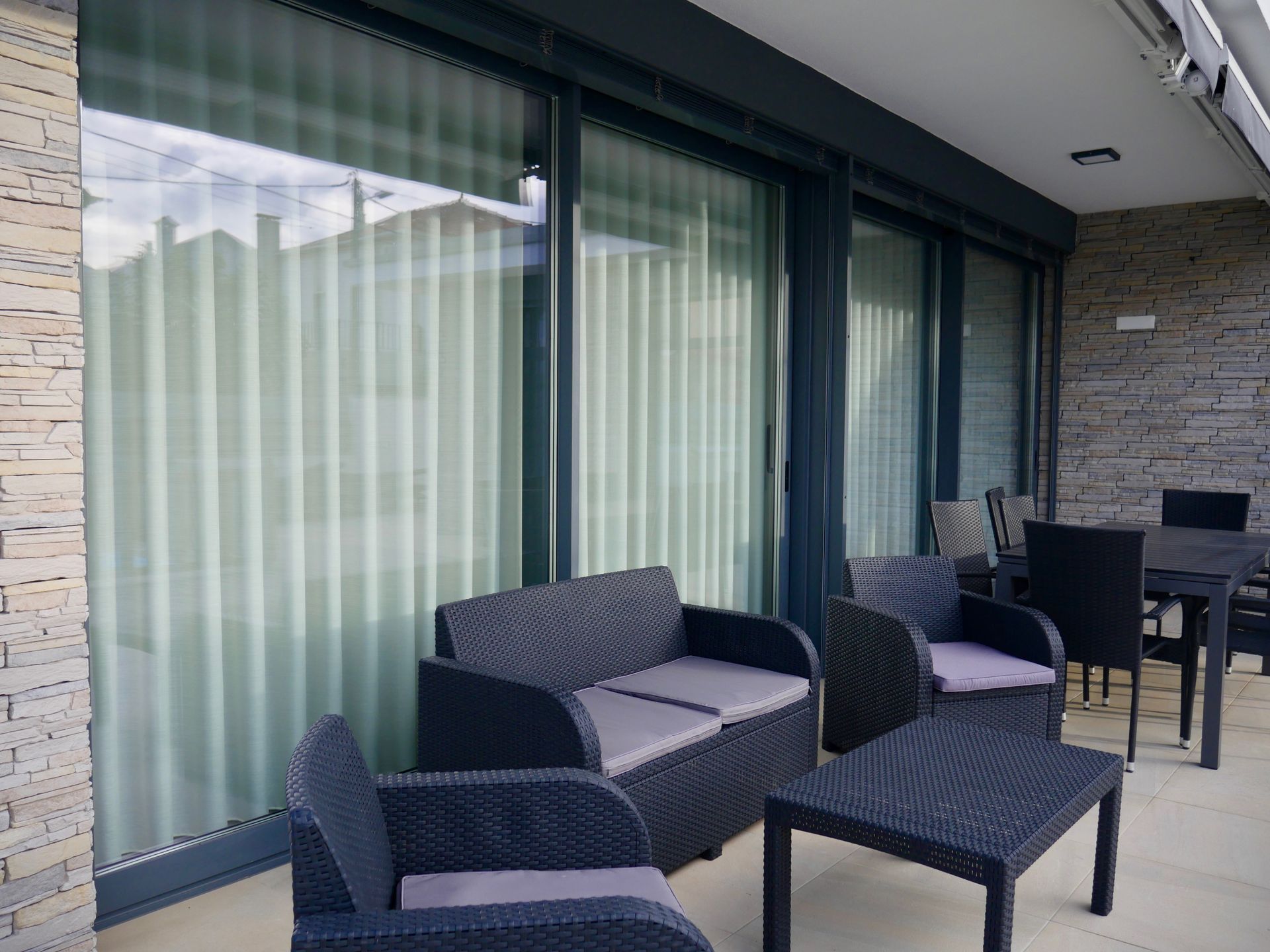 Caixilharia em alumínio e pvc, estores exteriores e interiores.