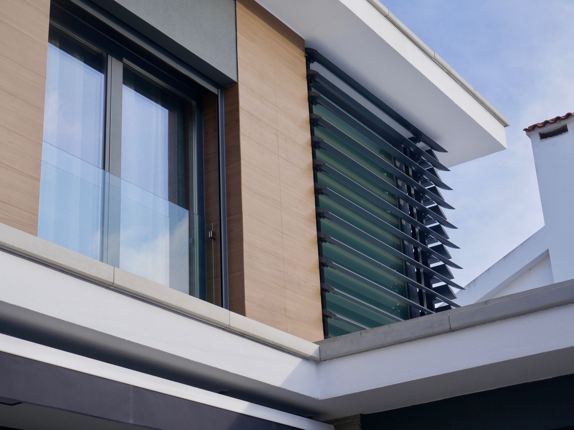 Caixilharia em alumínio e pvc, estores exteriores e interiores.