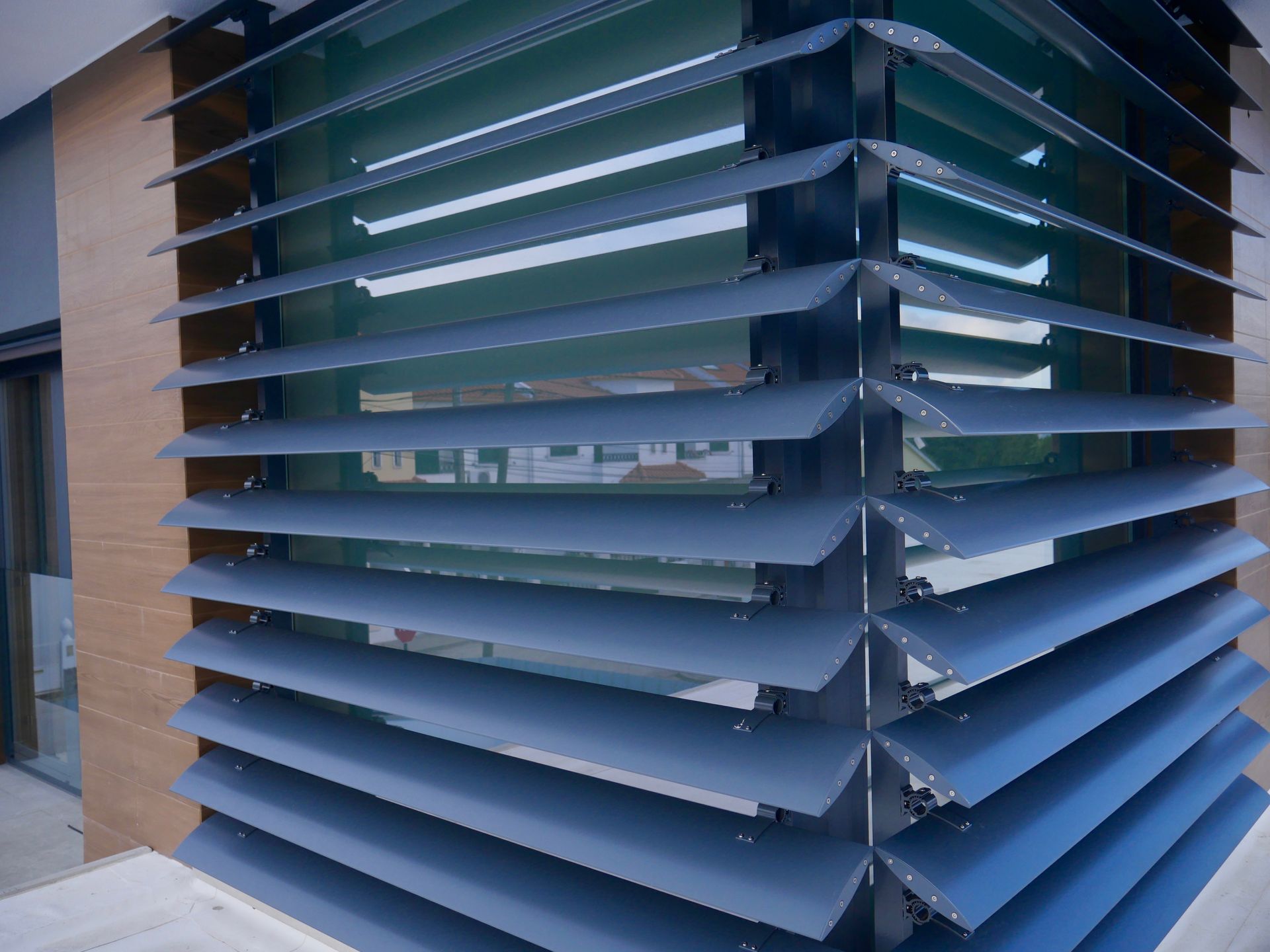 Caixilharia em alumínio e pvc, estores exteriores e interiores.