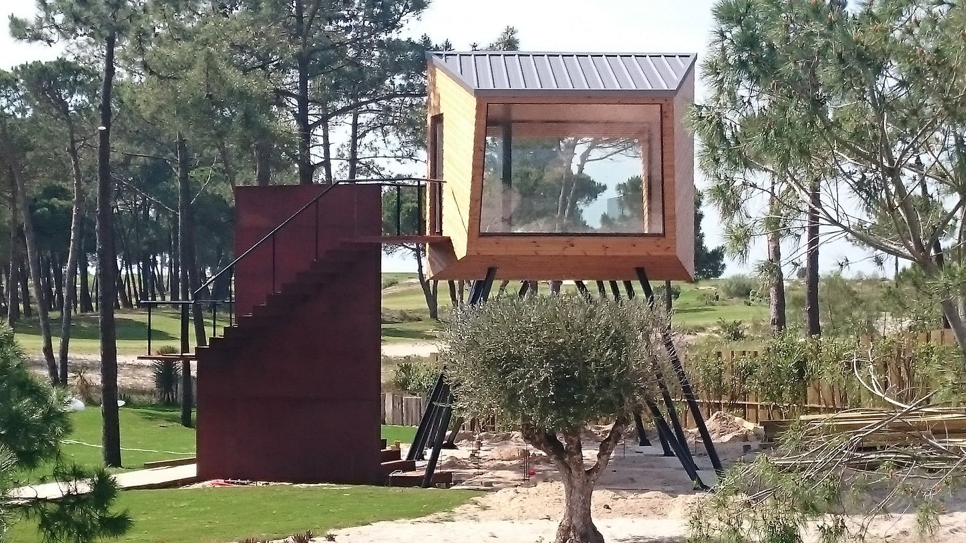 Caixilharia em alumínio e pvc, estores exteriores e interiores.