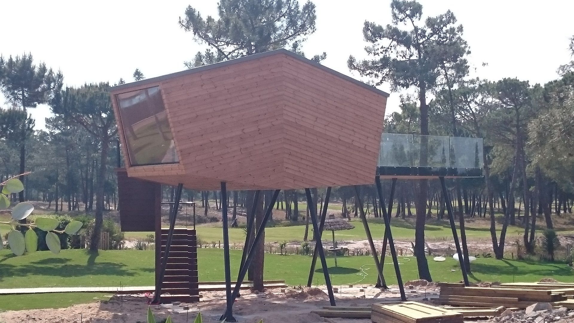 Caixilharia em alumínio e pvc, estores exteriores e interiores.