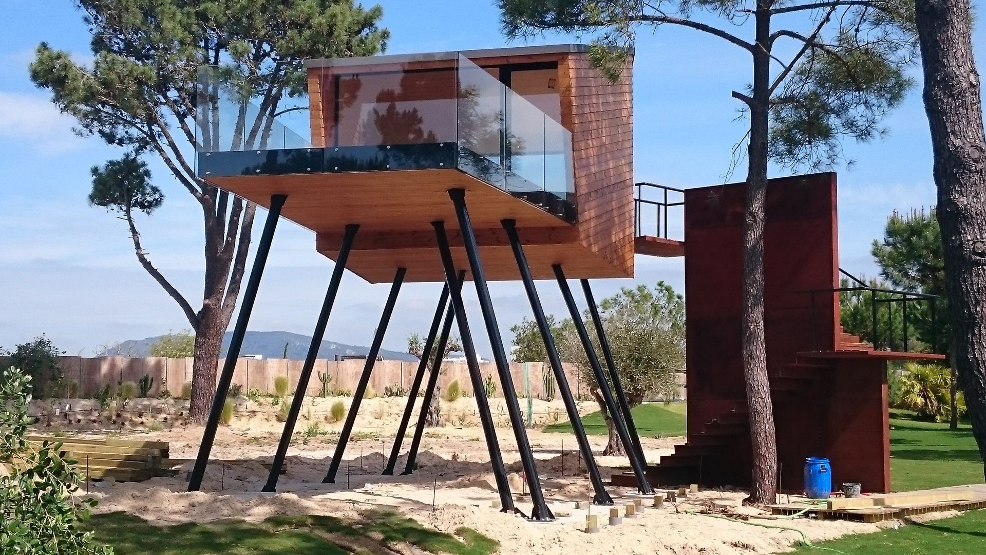 Caixilharia em alumínio e pvc, estores exteriores e interiores.