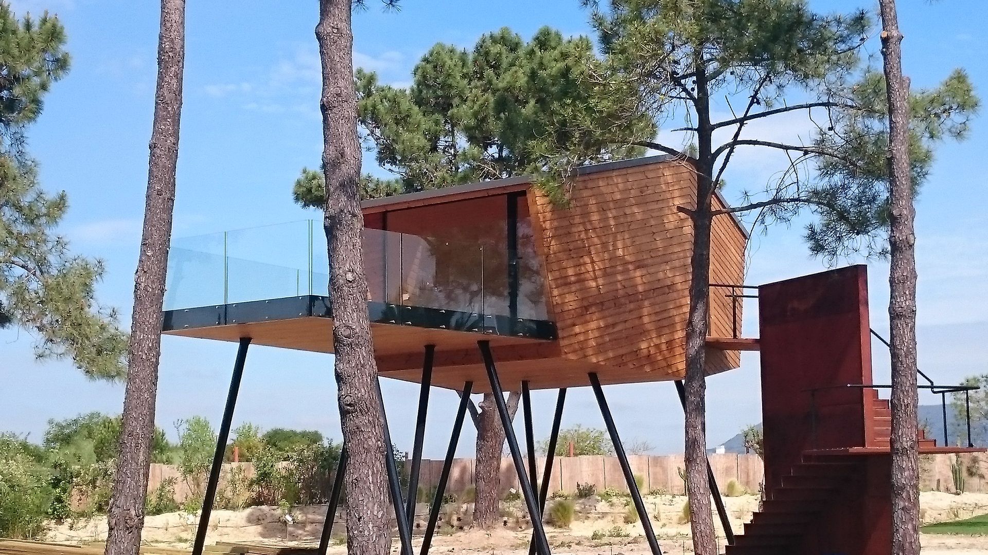 Caixilharia em alumínio e pvc, estores exteriores e interiores.