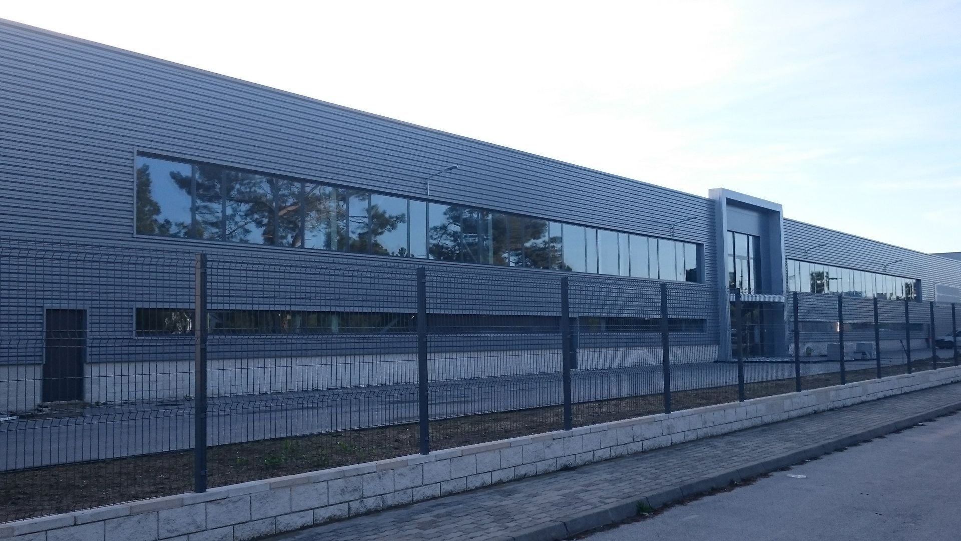 Caixilharia em alumínio e pvc, estores exteriores e interiores.