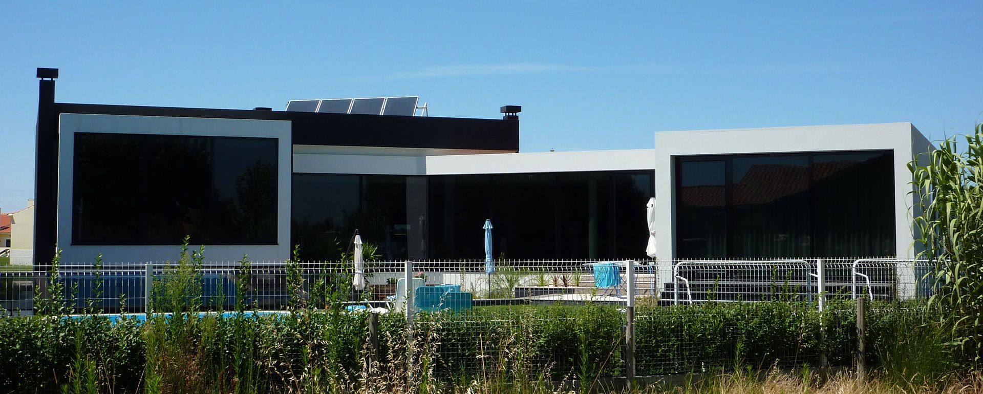 Caixilharia em alumínio e pvc, estores exteriores e interiores.