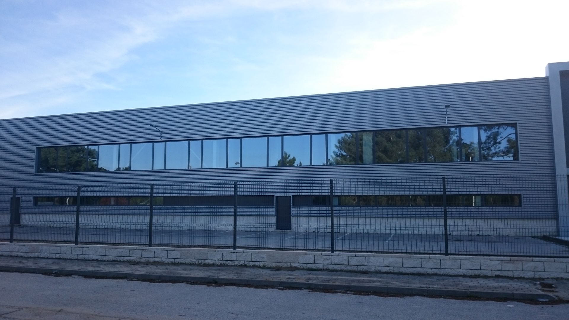 Caixilharia em alumínio e pvc, estores exteriores e interiores.