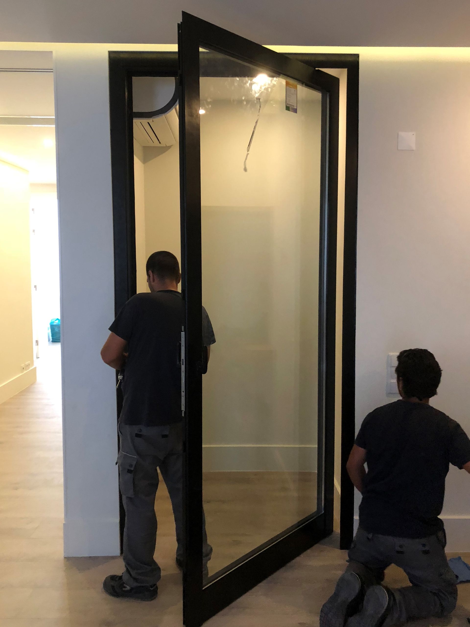 Caixilharia em alumínio e pvc, estores exteriores e interiores.