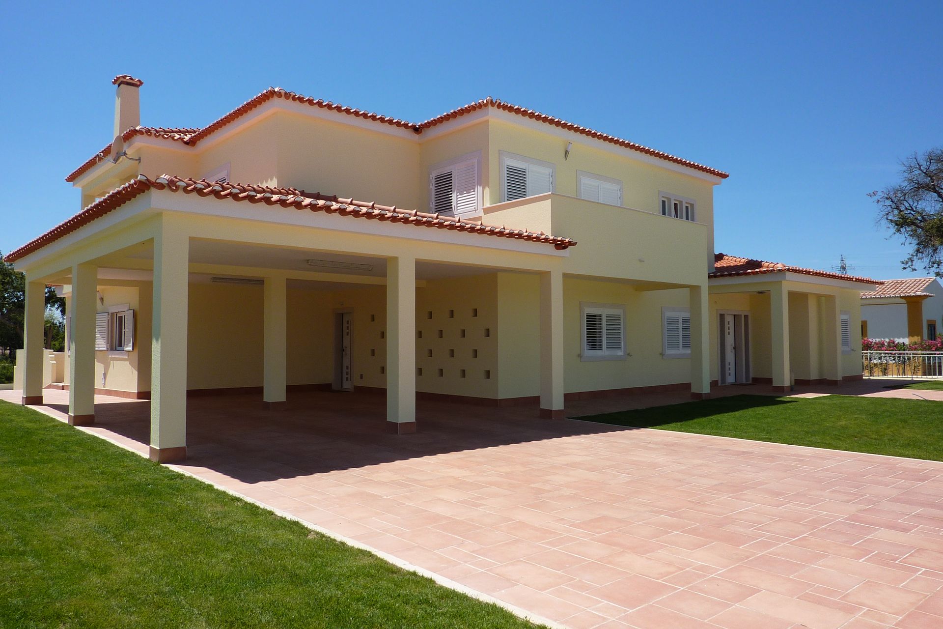 Caixilharia em alumínio e pvc, estores exteriores e interiores.