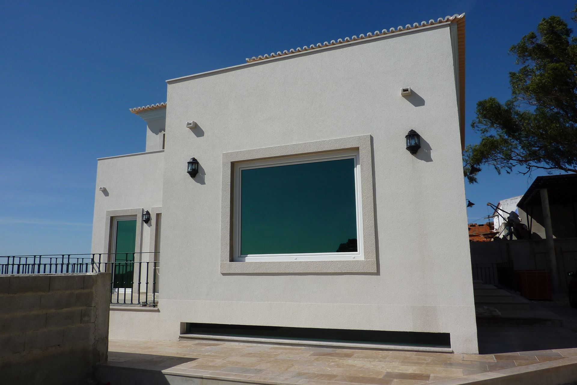 Caixilharia em alumínio e pvc, estores exteriores e interiores.