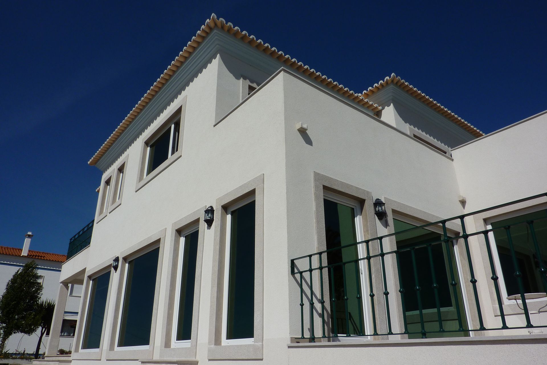 Caixilharia em alumínio e pvc, estores exteriores e interiores.